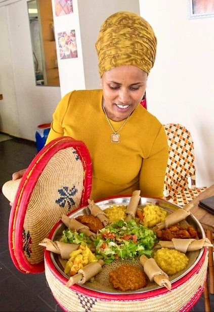 כוכבת המטבח האתיופי: אינג'ירה. אפרת אספה, הבעלים של מסעדת "אדיס עלם" באשדוד (צילום: יח"צ)