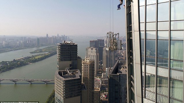 חילוץ של מנקי חלונות גורד שחקים בעיר צ'אנגשה ב סין ()