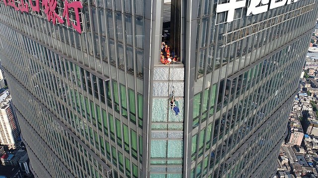 חילוץ של מנקי חלונות גורד שחקים בעיר צ'אנגשה ב סין ()