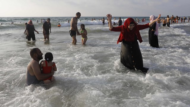 חג הקורבן תל אביב ים חוף פלסטינים מזג אוויר (צילום: AFP)
