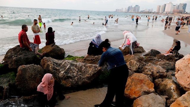 חג הקורבן תל אביב ים חוף פלסטינים מזג אוויר (צילום: AFP)