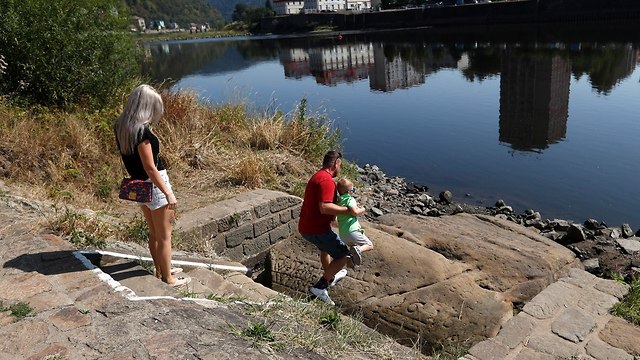 סלעי רעב אזהרה נחשפו ב נהר אלבה צ'כיה (צילום: AP)