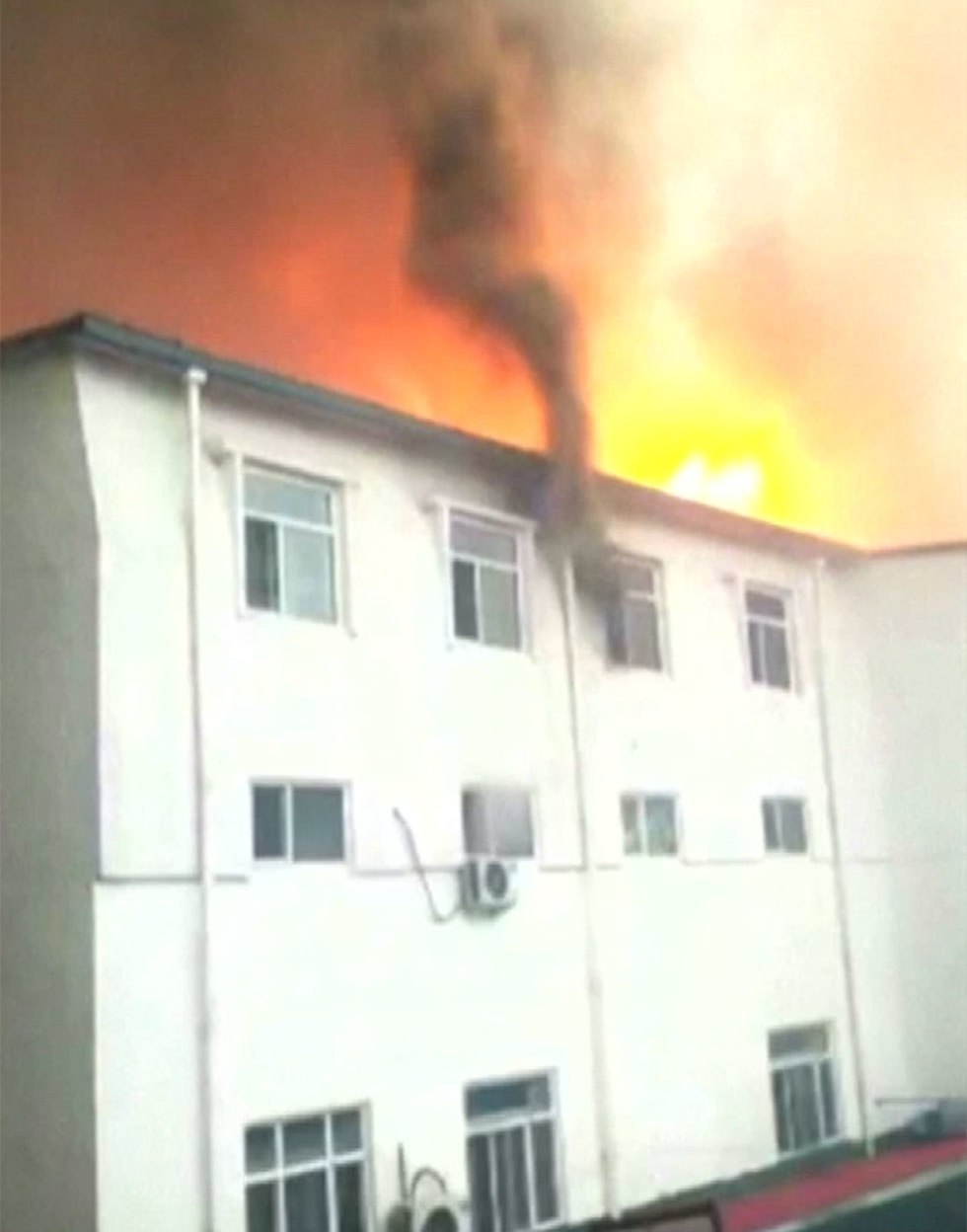 שריפה במלון בעיר חרבין סין (צילום: רויטרס)