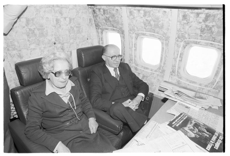Менахем Бегин с женой Ализой в самолете на пути к получению Нобелевской премии мира. Фото 1978 года. Автор снимка: Давид Рубенгер