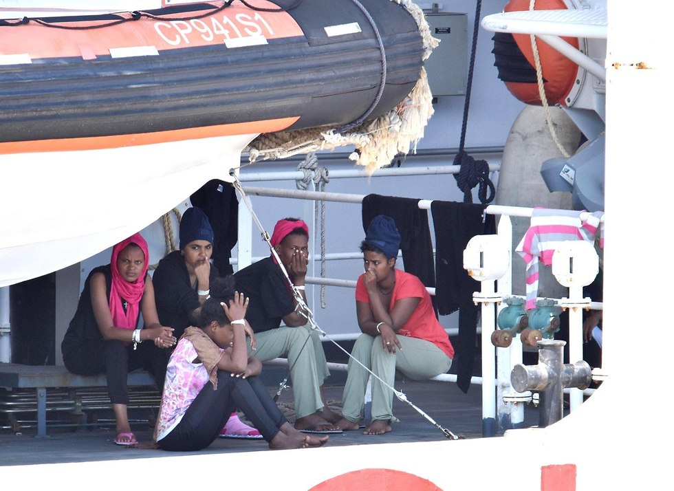 מהגרים אפריקנים ש איטליה מסרבת לקלוט בספינה בנמל קטניה סיציליה (צילום: EPA)
