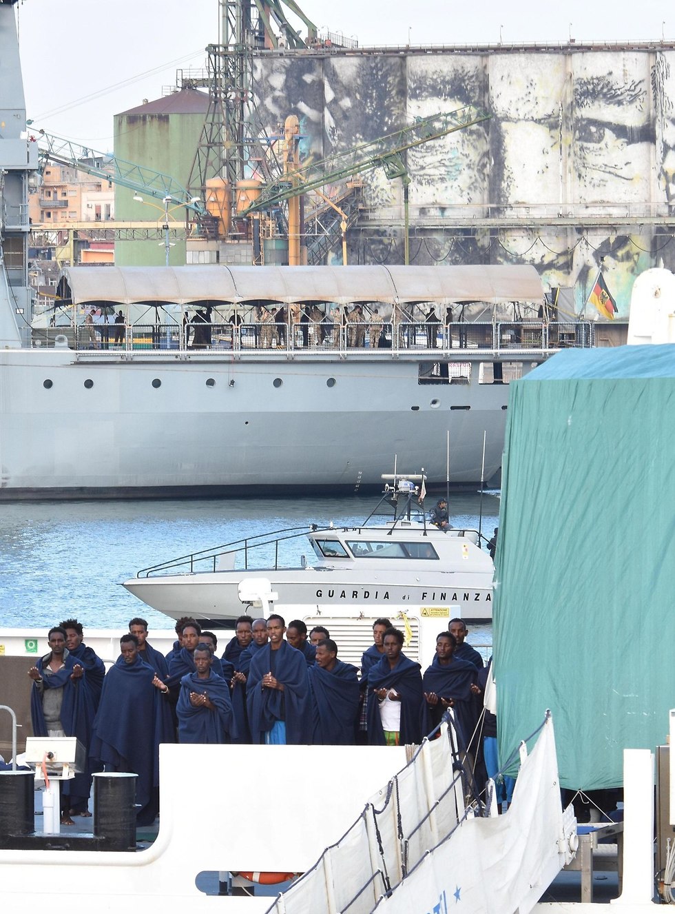 מהגרים אפריקנים ש איטליה מסרבת לקלוט בספינה בנמל קטניה סיציליה (צילום: EPA)