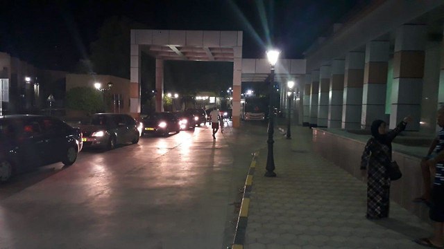 Cars wait at the Taba crossing (Photo: Masra Fukara)
