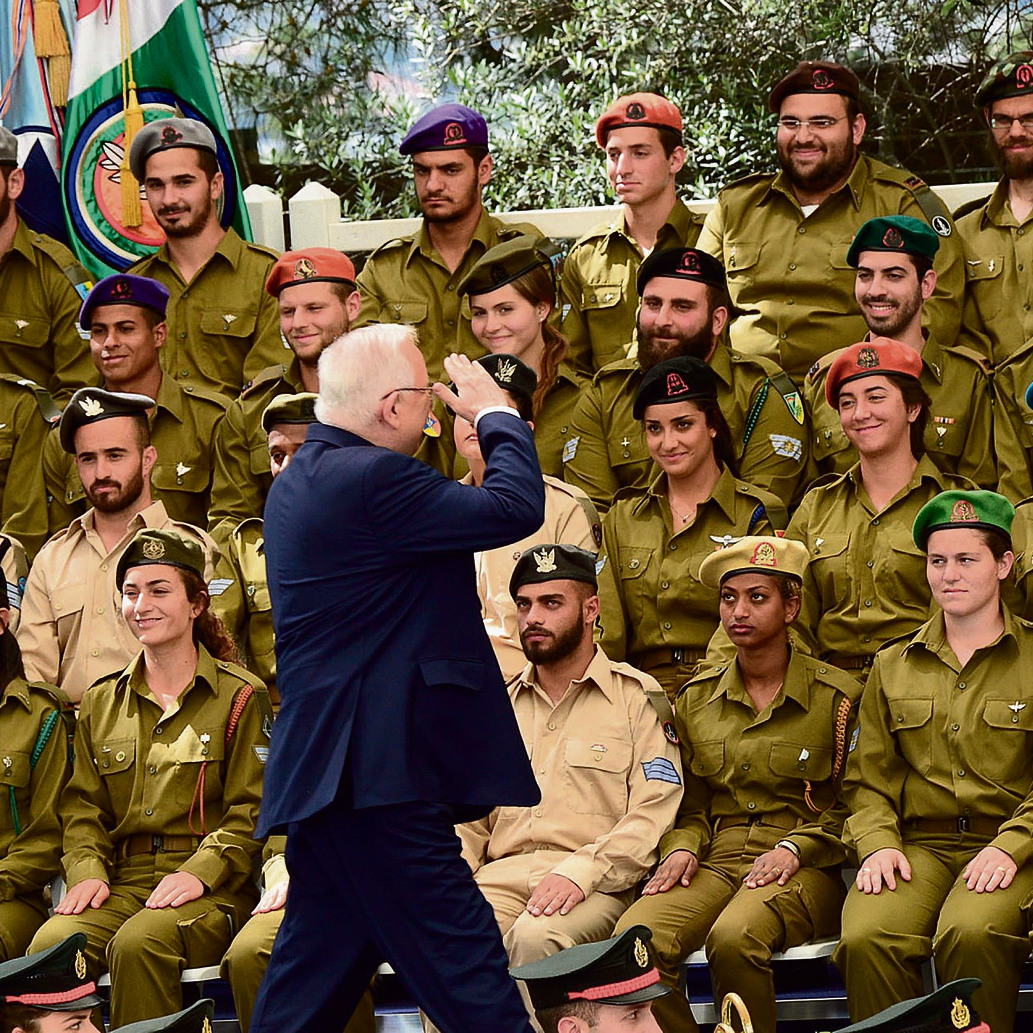 הנשיא עם חיילים מצטיינים ביום העצמאות. "בעבר שימש צה"ל מכשיר לישראליות. המציאות השתנתה" | צילום: מארק ניימן לע"מ
