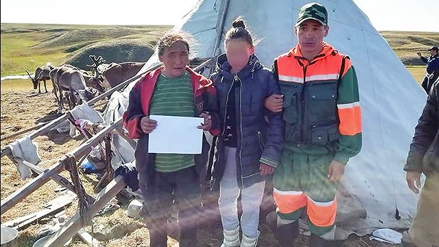 סבטלנה אייוואן, בת ה-15 שהלכה לאיבוד, בצילום זמן קצר לאחר שאותרה בחצי האי גידאן שבאזור הארקטי של רוסיה (מטוויטר)
