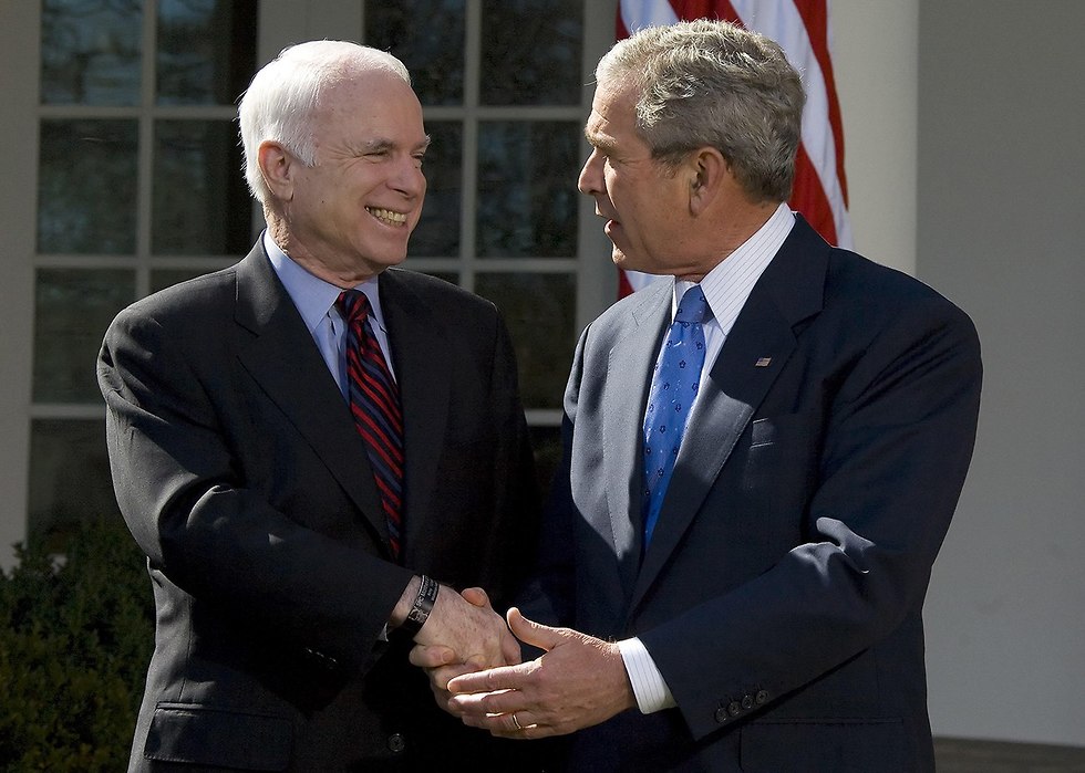 ג'ון מקיין עם ג'ורג' בוש (צילום: AFP)