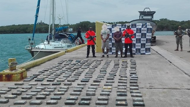 The Colombian Navy raids the boat