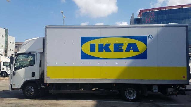 Грузовик доставки товаров IKEA. Фото: Мейрав Кристал 