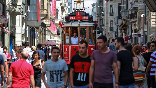 טורקיה תיירות בצל קריסת הלירה הטורקית (צילום: AP)