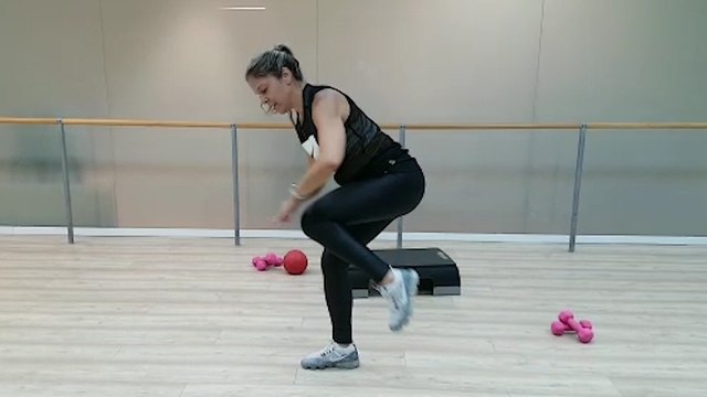 Lunges Knee To Chest ()