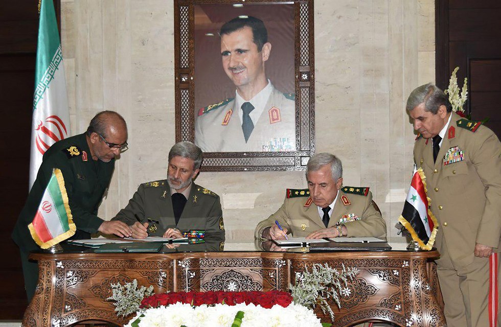 Defense ministers of Iran, Syria sign agreement (Photo: AFP)