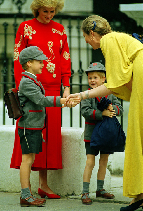 תלבושת אחידה, כמו קוד לבוש, היא עניין תרבותי וחברתי. הנסיכה דיאנה שולחת את הנסיכים וויליאם והארי לבית הספר, 1989 (צילום: AP)