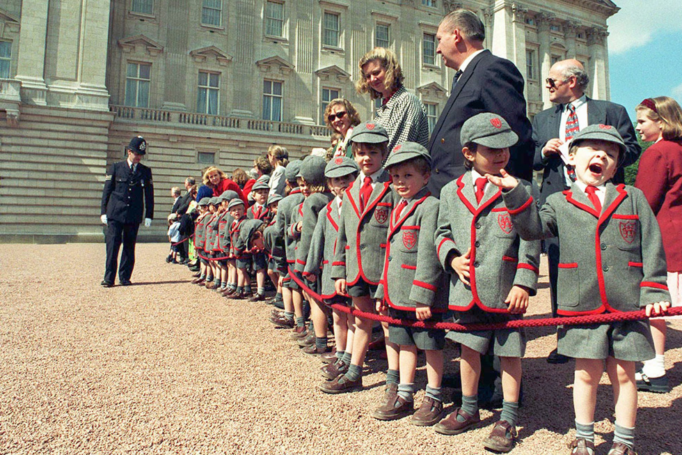 תלמידים בבית הספר האנגלי הנחשב וות'רבי, שבו למדו הנסיכים וויליאם והארי (צילום: AP)