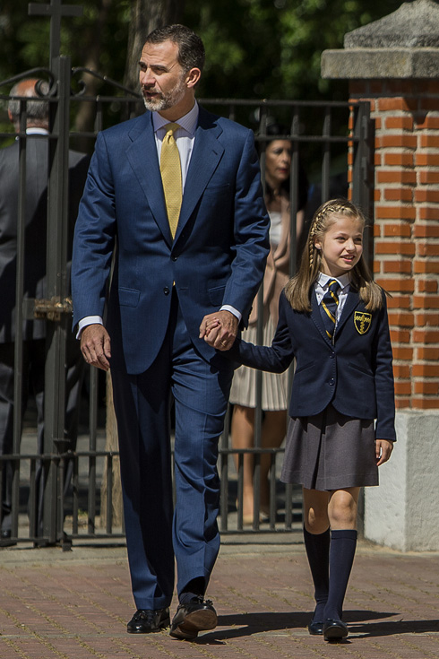 הנסיכה לאונור עם המלך פיליפה. שכר הלימוד לשנה בבית הספר עבור כל ילד הוא 85 אלף שקל (צילום: AP)