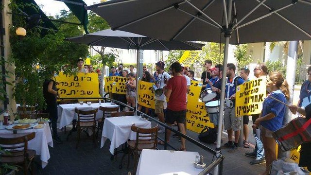 המחאה בקפה נואר (צילום: הסתדרות הנוער העובד והלומד)