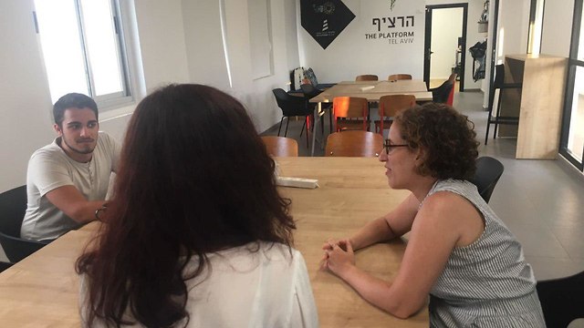 А. (в центре кадра) на переговорах в Тель-Авиве. Фото: Шана Краковски