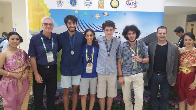 הנבחרת מישראל עם שר המדע אקוניס (צילום: עודד קרני)