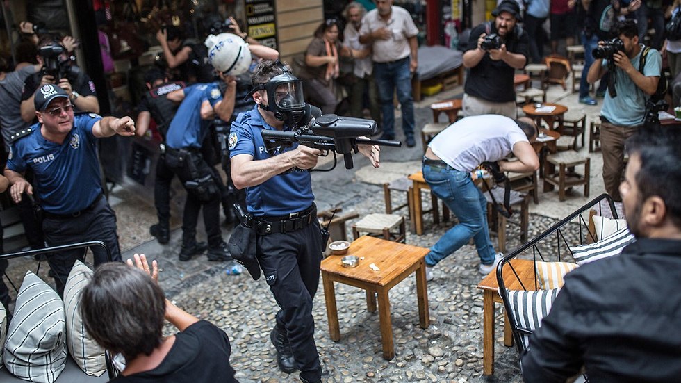 המשטרה בטורקיה פיזרה את מחאת אמהות השבת איסטנבול (צילום: EPA)