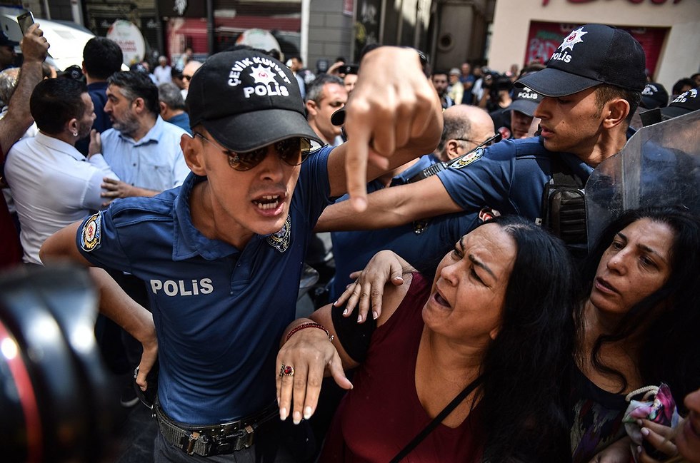 המשטרה בטורקיה פיזרה את מחאת אמהות השבת איסטנבול (צילום: MCT)