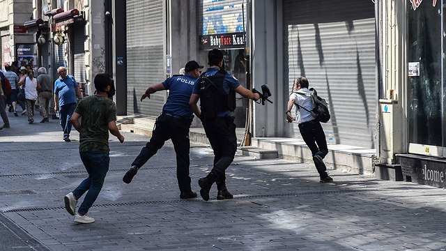 המשטרה בטורקיה פיזרה את מחאת אמהות השבת איסטנבול (צילום: MCT)