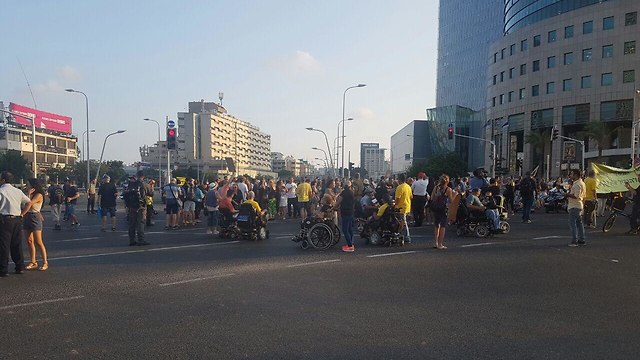 הפגנת הקשישים ברחוב קפלן בתל אביב (צילום: אמיר אלון)