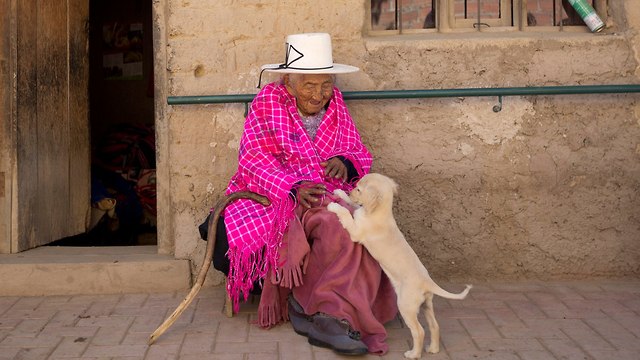 חוליה פלורה קולקה האישה המבוגרת בעולם בת כמעט 118 (צילום: AP)