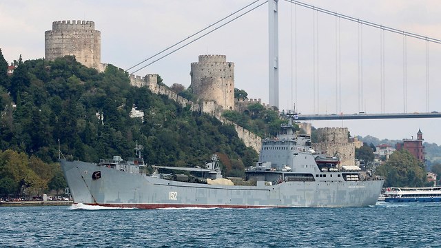 רוסיה ארמדה ספינות מלחמה צוללות בוספורוס בדרך ל סוריה אידליב (צילום: רויטרס)
