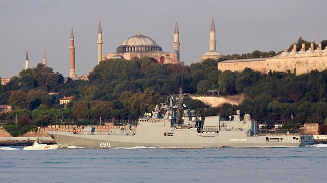 רוסיה ארמדה ספינות מלחמה צוללות בוספורוס בדרך ל סוריה אידליב (צילום: רויטרס)