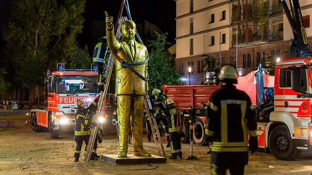 Демонтаж статуи Эрдогана в Висбадене. Фото: AFP