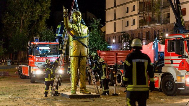 Демонтаж статуи Эрдогана в Висбадене. Фото: AP