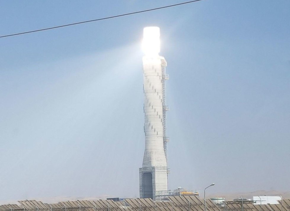 מגדל מסנוור את הנהגים בתחנת הכוח הסולארית של אשלים (צילום: בראל אפרים)