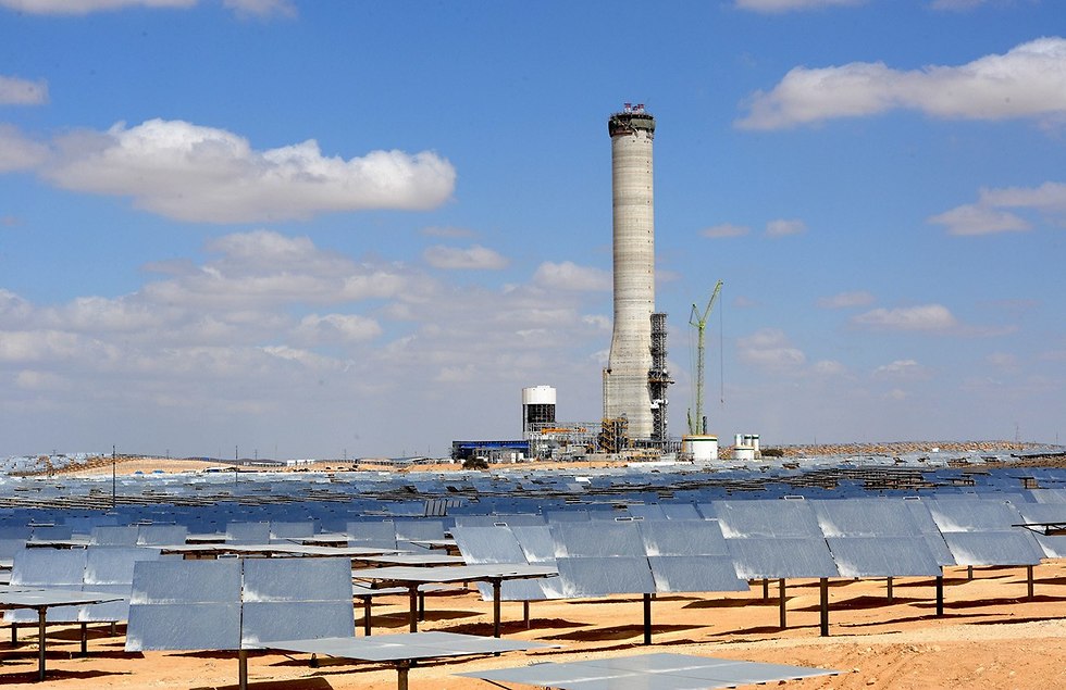 מגדל מסנוור את הנהגים בתחנת הכוח הסולארית של אשלים (צילום: חיים הורנשטיין)