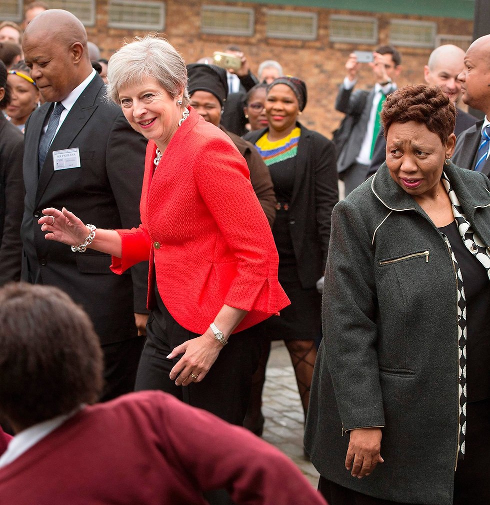 ראש ממשלת בריטניה תרזה מיי רוקדת דרום אפריקה מייבוט (צילום: AFP)