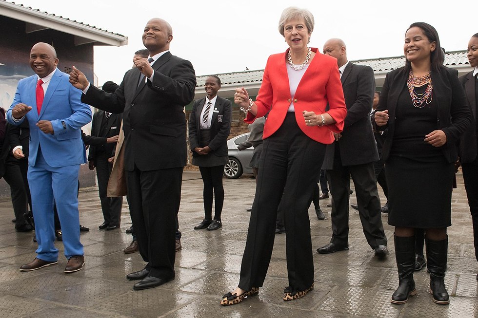 ראש ממשלת בריטניה תרזה מיי רוקדת דרום אפריקה מייבוט (צילום: MCT)