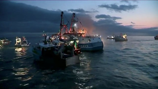 אוניות דיג צרפתיות ובריטניות התעמתו ליד חופי צרפת במאבק על גישה למים עשירים בצדפות (צילום: רויטרס)