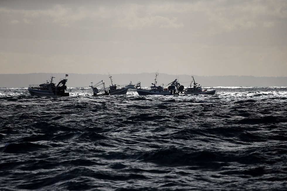 אוניות דיג צרפתיות ובריטניות התעמתו ליד חופי צרפת במאבק על גישה למים עשירים בצדפות (צילום: רויטרס)