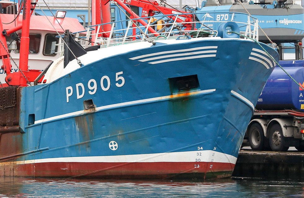 אוניות דיג צרפתיות ובריטניות התעמתו ליד חופי צרפת במאבק על גישה למים עשירים בצדפות (צילום: AP)