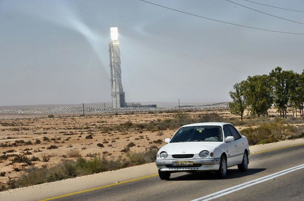 מגדל תחנת הכוח הסולארית באשלים (צילום: חיים הורנשטיין)