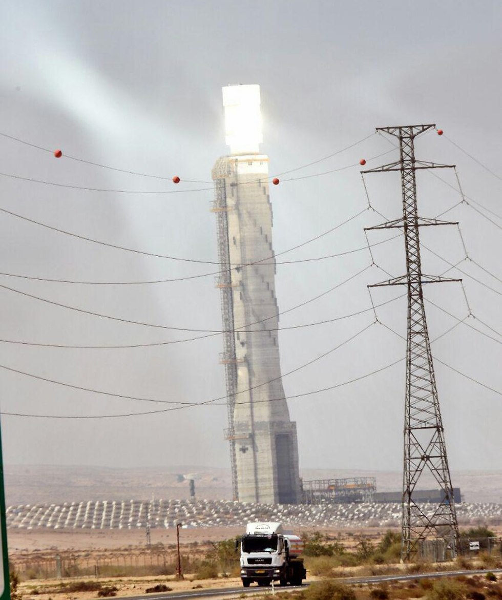 מגדל תחנת הכוח הסולארית באשלים (צילום: חיים הורנשטיין)