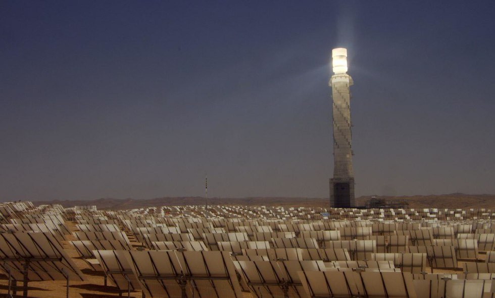מגדל תחנת הכוח הסולארית באשלים (צילום פטריק מזוז)