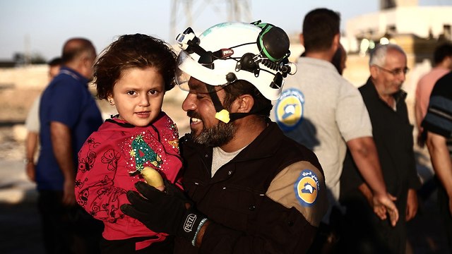 הקסדות הלבנות ארגון הגנה אזרחית בסוריה  (צילום: AFP)