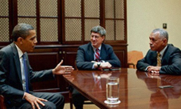 טייס, מפקד, ומינוי נשיאותי. ראש נאס"א צ'רלס בולדן (מימין) עם נשיא ארצות הברית, ברק אובמה (צילום: הבית הלבן)