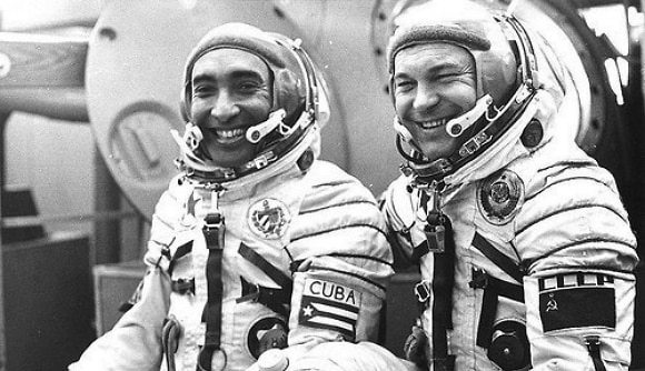 הראשון ממוצא אפריקאי שהגיע לחלל. טמאיו-מנדס (משמאל) עם יורי רומננקו בדרך למשימה  (צילום: סוכנות החלל הרוסית)