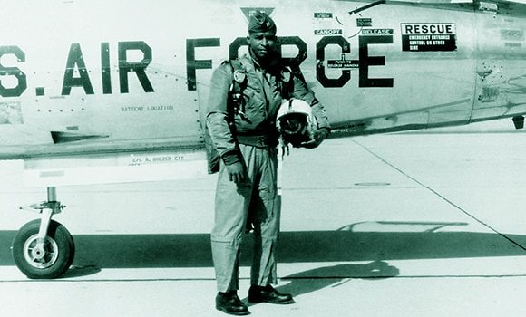 נחשב לאסטרונאוט השחור הראשון, אך לא הספיק להתקבל רשמית לנאס"א. רוברט לורנס בחיל האוויר (צילום: חיל האוויר האמריקני)