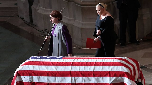 מייגן מקיין בתו של ג'ון מקיין הלוויה הקתדרלה הלאומית של וושינגטון (צילום: רויטרס)