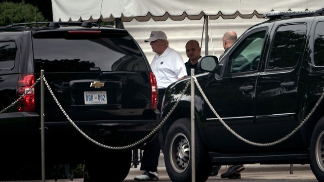 דונלד טראמפ יוצא מ וושינגטון בדרך למועדון הגולף שלו ב וירג'יניה (צילום: AFP)